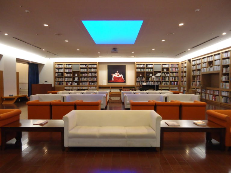熊本市現代美術館 図書室